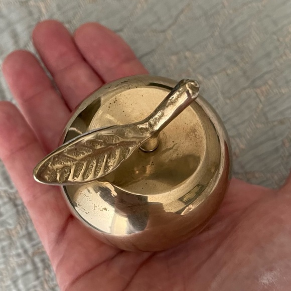 VINTAGE SHINY POLISHED SOLID BRASS APPLE HAND BELL FIGURINE - COOL TEACHER GIFT! - Picture 10 of 11